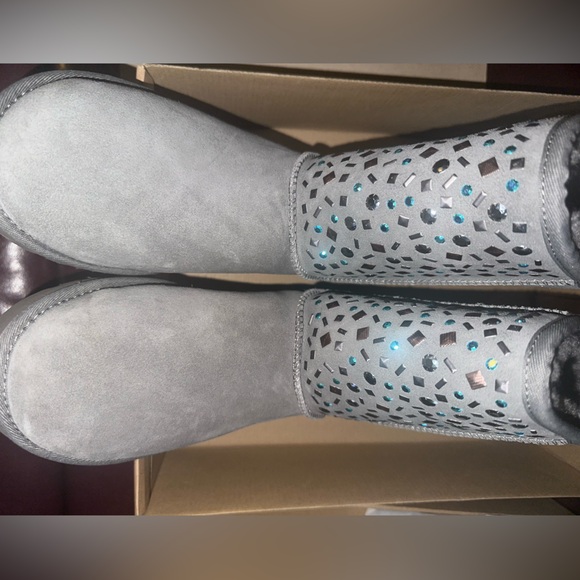 UGG CLASSIC SHORT STUD II CHARCOAL - Picture 9 of 10